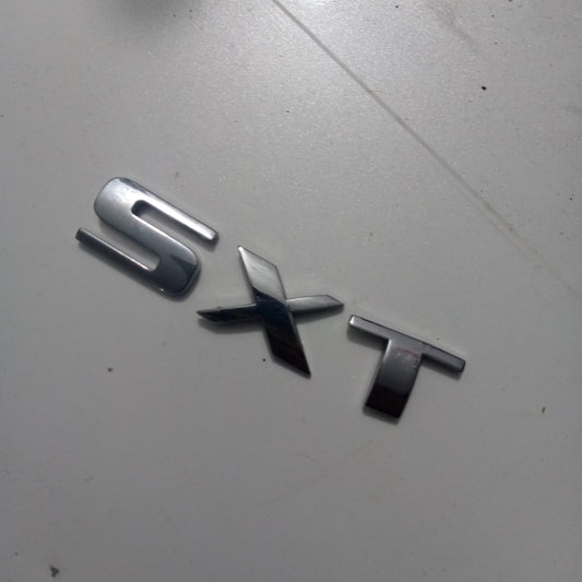 Emblema SXT Compuerta Trasera Caliber